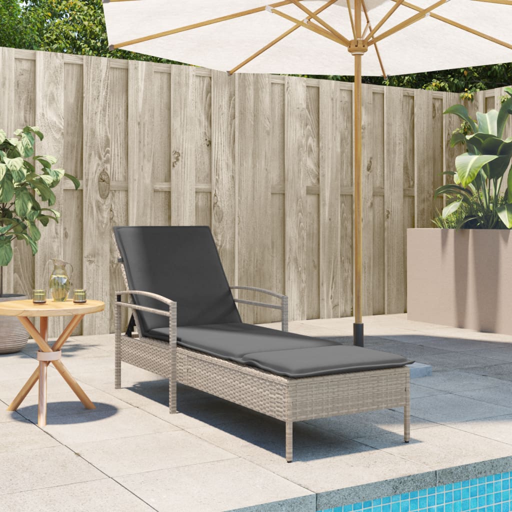 Sonnenliege mit Auflage Hellgrau 63x200x81 cm Poly Rattan