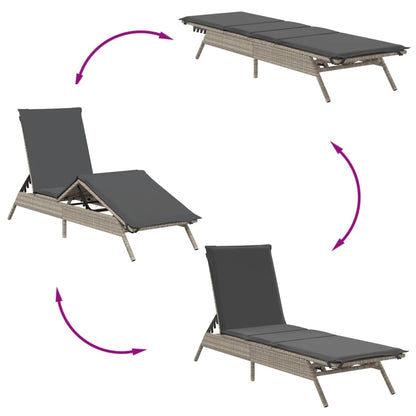 Sonnenliegen 2 Stk. mit Tisch Hellgrau Poly Rattan